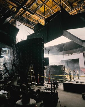 Jesús Zavala Instagram - Terminamos! A veces llegan proyectos que te tocan fuertemente, no solo por el proceso de filmación, si no por la conexión a su historia, este llegó al fondo del pecho en cada escena, es un relato de agradecimiento a todos los héroes de 1985 y una carta con mucho cariño a todas las victimas, bravo por #cadaminutocuenta @traziendefilms @amazonstudios @monicavc @jorgemichelgrau (al resto del equipo) y al BRILLANTE ELENCO, que fortuna compartir!