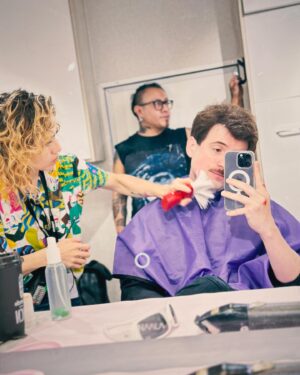 Jesús Zavala Instagram - Terminamos! A veces llegan proyectos que te tocan fuertemente, no solo por el proceso de filmación, si no por la conexión a su historia, este llegó al fondo del pecho en cada escena, es un relato de agradecimiento a todos los héroes de 1985 y una carta con mucho cariño a todas las victimas, bravo por #cadaminutocuenta @traziendefilms @amazonstudios @monicavc @jorgemichelgrau (al resto del equipo) y al BRILLANTE ELENCO, que fortuna compartir!