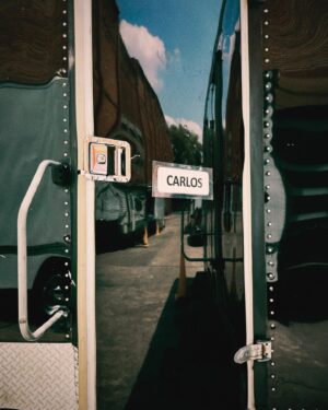 Jesús Zavala Instagram - Terminamos! A veces llegan proyectos que te tocan fuertemente, no solo por el proceso de filmación, si no por la conexión a su historia, este llegó al fondo del pecho en cada escena, es un relato de agradecimiento a todos los héroes de 1985 y una carta con mucho cariño a todas las victimas, bravo por #cadaminutocuenta @traziendefilms @amazonstudios @monicavc @jorgemichelgrau (al resto del equipo) y al BRILLANTE ELENCO, que fortuna compartir!