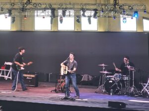 Jet Jurgensmeyer Instagram - First gig with the band this year! Got so many coming up! Go to jetjurgensmeyer.com to see where we’ll be!! #herewecome #theridephase2 #newmusic #nextup @jackmaucere @the_dwt @danielaycockmusic