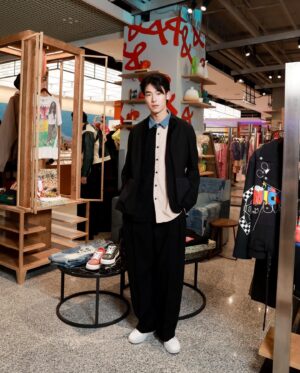 Jet Somjet Saejang Instagram - 🌏

#commaand #wherefashionmeetsculture @commaand.th