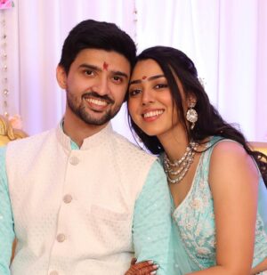 Jheel Mehta Instagram - New beginnings 💖🧿 #LoveAJkal 
And a new family photo 🫶🏻
Did my own makeup for a small ceremony that we had with our families!😋
.
.
.
.
#JheelKePyaarMeDube #JheelMehta #BrideToBe #indianwedding