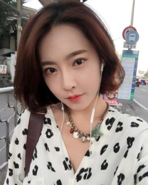 Ji Eun-seo Instagram - 나 이땐 단발에 짱구 눈썹으로 그리고다니고
호피 좋아하고, 악세사리 치렁치렁했네..? 🙄
낯설다 몇년전의 나 ㅋㅋㅋㅋ