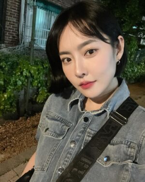 Ji Eun-seo Instagram - 앞머리 시키 본인 자유의지가 매우 뚜렷한 편 ㅡㅡ.. 
스프레이 고정하면 뭐하니 지맘대로 갈라지고 난리인데 ^^^^