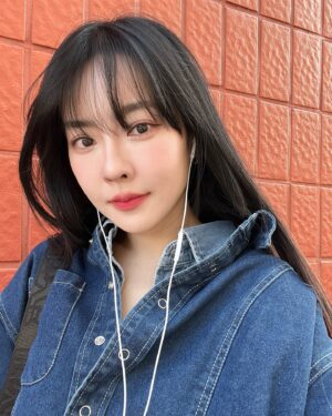 Ji Eun-seo Instagram - 분명 어디선가 셔츠 두개 겹쳐있은 사람을 봤는데
이거 괜찮은거 맞지..? 🙄

#패알못