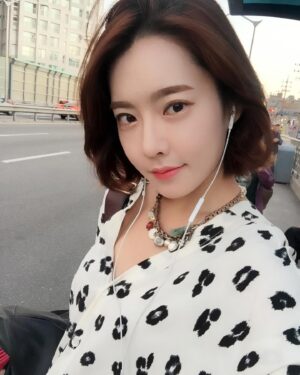 Ji Eun-seo Instagram - 나 이땐 단발에 짱구 눈썹으로 그리고다니고
호피 좋아하고, 악세사리 치렁치렁했네..? 🙄
낯설다 몇년전의 나 ㅋㅋㅋㅋ