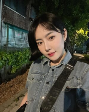 Ji Eun-seo Instagram - 앞머리 시키 본인 자유의지가 매우 뚜렷한 편 ㅡㅡ.. 
스프레이 고정하면 뭐하니 지맘대로 갈라지고 난리인데 ^^^^