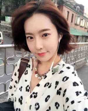 Ji Eun-seo Instagram - 나 이땐 단발에 짱구 눈썹으로 그리고다니고
호피 좋아하고, 악세사리 치렁치렁했네..? 🙄
낯설다 몇년전의 나 ㅋㅋㅋㅋ