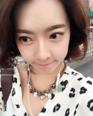Ji Eun-seo Instagram - 나 이땐 단발에 짱구 눈썹으로 그리고다니고
호피 좋아하고, 악세사리 치렁치렁했네..? 🙄
낯설다 몇년전의 나 ㅋㅋㅋㅋ