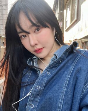 Ji Eun-seo Instagram - 오ㅏ 나 이거 안올렸었어?????? 
미안해 청남방 시리즈 한두개만 더 올릴게^^^^
안올린줄 몰라서 끝나지 않는 청 시리즈로 고통받는 그대들 ㅋㅋ