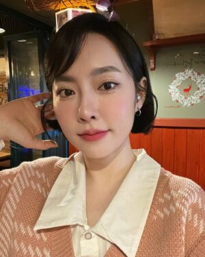 Ji Eun-seo Instagram - 단발에 화장 처음함 ㅋ ㅋ