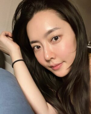 Ji Eun-seo Instagram - 얼빡샷

요즘 피부 관리 중인데 좀 좋아진거 같아서
소심히 올리지만 언제 지울지 모름. ㅋㅋㅋ
어플 보정은 했으니 생얼이라고 하기도 참 애매해서 그냥 얼빡샷인걸로 ㅋㅋㅋ

2일 1팩하는데 모공 / 술톤 좋아지는건 당연하다치는데 (안 좋아지면 억울할 정도로 팩 꼬박 꼬박 하는중) 눈썹 앞머리 숱도 많아짐 🙄..