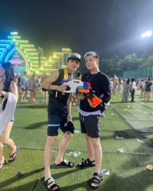Ji Min-hyuk Instagram - #워터밤수원 !!
재밌었당🤣
(사진만찍고 마스크다시썼어용😷)
@ki_hae__ 
💙💦