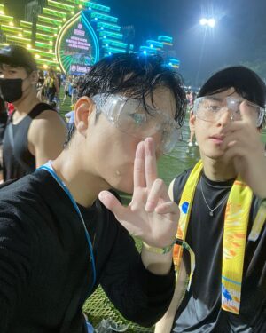 Ji Min-hyuk Instagram - #워터밤수원 !!
재밌었당🤣
(사진만찍고 마스크다시썼어용😷)
@ki_hae__ 
💙💦