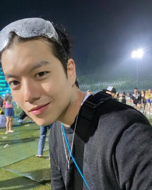 Ji Min-hyuk Instagram - #워터밤수원 !!
재밌었당🤣
(사진만찍고 마스크다시썼어용😷)
@ki_hae__ 
💙💦
