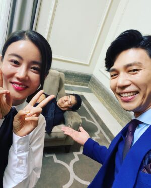 Ji Seung-hyun Instagram - 너무 피곤하셨던😂
하지만 즐거웠던 #커튼콜 현장!

오늘 밤 본방사수! 함께해요!😎
