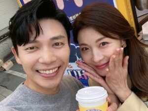Ji Seung-hyun Instagram - 커튼콜 현장에 응원 보내주신 
‘디저볼래’ 형님들과 제작진!!

이에 화답해 주신 커튼콜 배우님들!!

모두모두 고맙습니다!!💕

‘디저트 먹어 볼래?’ #디저볼래 는
케릭터 거친 배우들의 달콤살벌 디저트 입문기로 오는 15일 U 모바일tv 에서 0화를 만나실 수 있습니다. 이쁘고 맛있는 디저트와 관련된 다양한 이야기를 함께 하실 수 있어요!

그럼 오늘밤 #커튼콜 12회에서 만나요😎

#안길강#정해균#신승환