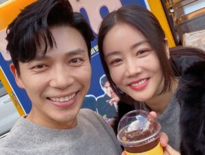 Ji Seung-hyun Instagram - 커튼콜 현장에 응원 보내주신 
‘디저볼래’ 형님들과 제작진!!

이에 화답해 주신 커튼콜 배우님들!!

모두모두 고맙습니다!!💕

‘디저트 먹어 볼래?’ #디저볼래 는
케릭터 거친 배우들의 달콤살벌 디저트 입문기로 오는 15일 U 모바일tv 에서 0화를 만나실 수 있습니다. 이쁘고 맛있는 디저트와 관련된 다양한 이야기를 함께 하실 수 있어요!

그럼 오늘밤 #커튼콜 12회에서 만나요😎

#안길강#정해균#신승환