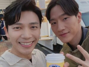 Ji Seung-hyun Instagram - 커튼콜 현장에 응원 보내주신 
‘디저볼래’ 형님들과 제작진!!

이에 화답해 주신 커튼콜 배우님들!!

모두모두 고맙습니다!!💕

‘디저트 먹어 볼래?’ #디저볼래 는
케릭터 거친 배우들의 달콤살벌 디저트 입문기로 오는 15일 U 모바일tv 에서 0화를 만나실 수 있습니다. 이쁘고 맛있는 디저트와 관련된 다양한 이야기를 함께 하실 수 있어요!

그럼 오늘밤 #커튼콜 12회에서 만나요😎

#안길강#정해균#신승환