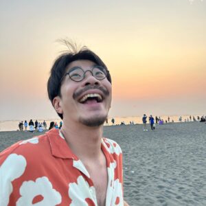 Jia-Bo Jhong Instagram - 不知道從什麼時候開始
我在公共場合放屁
變得完全不在意
甚至會有點刻意的大聲
然後完全裝作沒這回事
就像我沒有放屁一樣
甚至會讓旁邊的人懷疑
「真的假的？這是屁聲嗎？還是我聽錯了？怎麼可能有人能這樣面不改色的放這麼大聲的屁？這不可能吧」
光想到我這樣反人類的舉動
把人震攝住
就覺得我要繼續放下去
