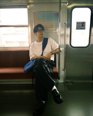 Jia-Bo Jhong Instagram - 在台灣的時候，每次用髮蠟之類的東西
都不太敢用，小心翼翼
很怕被人覺得油膩
最怕就是自己出門前覺得很帥
結果人家一句話「阿你今天幹嘛搞成這樣」
感覺超丟臉，瞬間就想回家，整個用掉
不過在日本
好像反而沒這個問題
所以這趟去福岡玩
我每天都把自己搞得超油膩
這只是其中一天😄