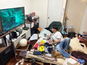 Jia-Bo Jhong Instagram - 扮演主題：因為腰痛，所以最近不更新的我

這次跟蝦皮合作地味萬聖節的活動
主題是要大家自己也扮成一個迷因
雖然不知道富堅老師算不算迷因
但是這麼扮應該有符合「地味」感吧!

滑迷因不如自己扮成迷因
蝦皮現在有超酷的挑戰
只要10/31裝扮成迷因並於蝦皮粉專投稿(點我限動連結)
就有機會獲得 $999 購物金*1
11/2起決選最高票的人還可獲得 雄獅旅遊提供的秘魯探索之旅 （台北-秘魯來回單人機票 住宿一晚，共一名）旅遊金兌換券

@shopee_tw 
#2023超強迷因地味萬聖節
#蝦皮購物 
#ShopeeTW