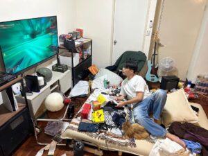 Jia-Bo Jhong Instagram - 扮演主題：因為腰痛，所以最近不更新的我

這次跟蝦皮合作地味萬聖節的活動
主題是要大家自己也扮成一個迷因
雖然不知道富堅老師算不算迷因
但是這麼扮應該有符合「地味」感吧!

滑迷因不如自己扮成迷因
蝦皮現在有超酷的挑戰
只要10/31裝扮成迷因並於蝦皮粉專投稿(點我限動連結)
就有機會獲得 $999 購物金*1
11/2起決選最高票的人還可獲得 雄獅旅遊提供的秘魯探索之旅 （台北-秘魯來回單人機票 住宿一晚，共一名）旅遊金兌換券

@shopee_tw 
#2023超強迷因地味萬聖節
#蝦皮購物 
#ShopeeTW