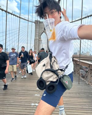 Jia-Bo Jhong Instagram - 提供一些拍照pose給大家
如果喜歡的話
之後再開一系列課程
然後收費
收很多錢！！！
