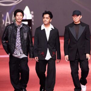 Jia-Bo Jhong Instagram - 本來想說我參加金鐘會不會很突兀
但想想搞不好之後也沒機會去
所以就跟著去了
知道要走紅毯
本來想說去Zara 買一套
不剪標，隔天走完再拿回去退👍

但是@miyachuang 覺得看不下去
所以就幫我用了整組造型
真是一個不小心變太帥的過程呢

謝謝
@miyachuang 的造型
@irensense_official 的衣服