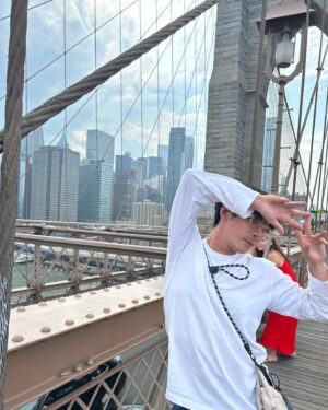 Jia-Bo Jhong Instagram - 提供一些拍照pose給大家
如果喜歡的話
之後再開一系列課程
然後收費
收很多錢！！！