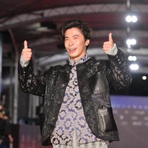 Jia-Bo Jhong Instagram - 本來想說我參加金鐘會不會很突兀
但想想搞不好之後也沒機會去
所以就跟著去了
知道要走紅毯
本來想說去Zara 買一套
不剪標，隔天走完再拿回去退👍

但是@miyachuang 覺得看不下去
所以就幫我用了整組造型
真是一個不小心變太帥的過程呢

謝謝
@miyachuang 的造型
@irensense_official 的衣服