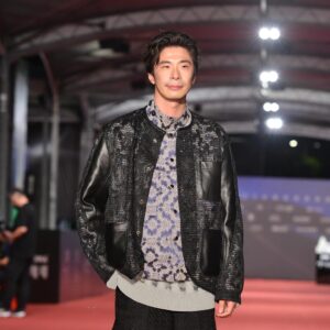 Jia-Bo Jhong Instagram - 本來想說我參加金鐘會不會很突兀
但想想搞不好之後也沒機會去
所以就跟著去了
知道要走紅毯
本來想說去Zara 買一套
不剪標，隔天走完再拿回去退👍

但是@miyachuang 覺得看不下去
所以就幫我用了整組造型
真是一個不小心變太帥的過程呢

謝謝
@miyachuang 的造型
@irensense_official 的衣服