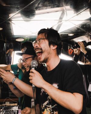 Jia-Bo Jhong Instagram - 第一次去大港
大約是12年前的事了
那時候高中剛畢業
對於獨立樂團是什麼
完全都不懂
音樂祭大概長怎樣也不知道
只知道閃靈很屌
那邊有閃靈
所以我們就一起去了人生的第一個音樂祭
之後幾年
樂咖大學在台南
我在台北
我們一年約沒幾次
但固定都會在大港的時候碰面
昨天
我們也是各自去到大港才碰到面
說真的當下有種莫名的感動
畢竟10多年前
我們是什麼都不懂的高中生
現在可能要在台上
再感染另外一些矇矇懂懂的人