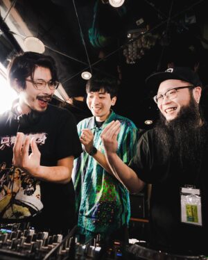 Jia-Bo Jhong Instagram - 第一次去大港
大約是12年前的事了
那時候高中剛畢業
對於獨立樂團是什麼
完全都不懂
音樂祭大概長怎樣也不知道
只知道閃靈很屌
那邊有閃靈
所以我們就一起去了人生的第一個音樂祭
之後幾年
樂咖大學在台南
我在台北
我們一年約沒幾次
但固定都會在大港的時候碰面
昨天
我們也是各自去到大港才碰到面
說真的當下有種莫名的感動
畢竟10多年前
我們是什麼都不懂的高中生
現在可能要在台上
再感染另外一些矇矇懂懂的人