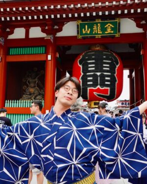 Jia-Bo Jhong Instagram - 跟淺草大神要了一隻好籤❤️
真是個受神眷顧的人啊
下次去要準備什麼東西還願比較適合？