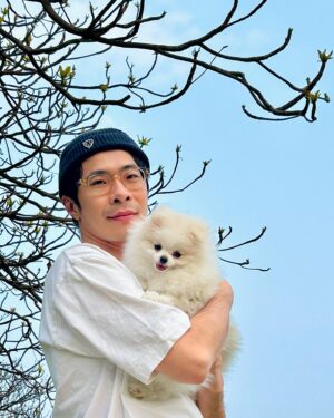Jia-Bo Jhong Instagram - 我媽的新寶貝
取名叫Ruby
但我覺得很不可愛
所以都叫她
糖波波
日文浦公英的意思（タンポポ）
我爸叫她小乖，我阿姨叫她小三八，阿嬤只會叫她過來
希望她不要錯亂