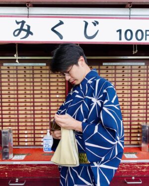 Jia-Bo Jhong Instagram - 跟淺草大神要了一隻好籤❤️
真是個受神眷顧的人啊
下次去要準備什麼東西還願比較適合？