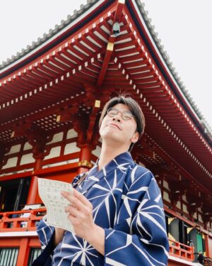 Jia-Bo Jhong Instagram - 跟淺草大神要了一隻好籤❤️
真是個受神眷顧的人啊
下次去要準備什麼東西還願比較適合？