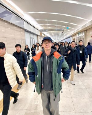Jia-Bo Jhong Instagram - 韓國人真的很喜歡穿黑、灰、白
我一個人就包辦了這條街上大部分的顏色了