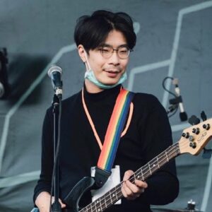 Jia-Bo Jhong Instagram - 這是我第一次在台中表演的照片
印象中好像是唯一一次
我記得那場應該是我們組團以來第一次表演自己的歌
《祖克柏是蜥蜴人》
其實我們團一開始對自己的定位就是一個炒熱氣氛的party 團
所以前期我們只會cover一些大家喜歡的歌
因為這樣台下比較容易high 
但有了我們第一首歌以後
就回不去了
還是表演自己的歌真的爽
台下就不想管了
但最後發現
台上的爽是可以感染台下的爽

以上是我對於表演的小小心得
如果還想聽更多人關於音樂產業的心得
9/20-9/22台中Legacy
有一個叫《中流砥柱》的活動
聽聽專業音樂人怎麼說❤️
前兩天的講座免費喔

🌊中流砥柱－臺中流行音樂聚落🌊
StreetVoice 街聲 音樂頻道總監 小樹老師主持
5場免費講堂➜17位音樂產業人士對談
1場SHOWCASE 演唱會➜3組臺中在地音樂人演出   DJ派對 壓軸登場
 
✦活動時間：2023/9/20 - 9/22
✦活動地點：Legacy Taichung
 
🌟9/20-21 論壇全場次免費報名參加：https://pse.is/5826y3
🎵 9/22 Legacy台中「中流砥柱」－Showcase演唱會
演出卡司：溫室雜草、縉Jin、潤少、慶記KTV
網路購票：https://reurl.cc/ZWYNLA 實體購票：7-11 ibon 「iNDIEVOX購票專區」
 
更多資訊：@legacy_taiwan