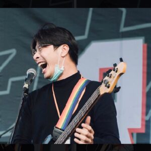 Jia-Bo Jhong Instagram - 這是我第一次在台中表演的照片
印象中好像是唯一一次
我記得那場應該是我們組團以來第一次表演自己的歌
《祖克柏是蜥蜴人》
其實我們團一開始對自己的定位就是一個炒熱氣氛的party 團
所以前期我們只會cover一些大家喜歡的歌
因為這樣台下比較容易high 
但有了我們第一首歌以後
就回不去了
還是表演自己的歌真的爽
台下就不想管了
但最後發現
台上的爽是可以感染台下的爽

以上是我對於表演的小小心得
如果還想聽更多人關於音樂產業的心得
9/20-9/22台中Legacy
有一個叫《中流砥柱》的活動
聽聽專業音樂人怎麼說❤️
前兩天的講座免費喔

🌊中流砥柱－臺中流行音樂聚落🌊
StreetVoice 街聲 音樂頻道總監 小樹老師主持
5場免費講堂➜17位音樂產業人士對談
1場SHOWCASE 演唱會➜3組臺中在地音樂人演出   DJ派對 壓軸登場
 
✦活動時間：2023/9/20 - 9/22
✦活動地點：Legacy Taichung
 
🌟9/20-21 論壇全場次免費報名參加：https://pse.is/5826y3
🎵 9/22 Legacy台中「中流砥柱」－Showcase演唱會
演出卡司：溫室雜草、縉Jin、潤少、慶記KTV
網路購票：https://reurl.cc/ZWYNLA 實體購票：7-11 ibon 「iNDIEVOX購票專區」
 
更多資訊：@legacy_taiwan