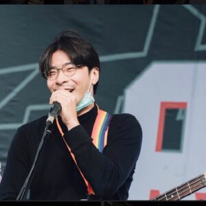 Jia-Bo Jhong Instagram - 這是我第一次在台中表演的照片
印象中好像是唯一一次
我記得那場應該是我們組團以來第一次表演自己的歌
《祖克柏是蜥蜴人》
其實我們團一開始對自己的定位就是一個炒熱氣氛的party 團
所以前期我們只會cover一些大家喜歡的歌
因為這樣台下比較容易high 
但有了我們第一首歌以後
就回不去了
還是表演自己的歌真的爽
台下就不想管了
但最後發現
台上的爽是可以感染台下的爽

以上是我對於表演的小小心得
如果還想聽更多人關於音樂產業的心得
9/20-9/22台中Legacy
有一個叫《中流砥柱》的活動
聽聽專業音樂人怎麼說❤️
前兩天的講座免費喔

🌊中流砥柱－臺中流行音樂聚落🌊
StreetVoice 街聲 音樂頻道總監 小樹老師主持
5場免費講堂➜17位音樂產業人士對談
1場SHOWCASE 演唱會➜3組臺中在地音樂人演出   DJ派對 壓軸登場
 
✦活動時間：2023/9/20 - 9/22
✦活動地點：Legacy Taichung
 
🌟9/20-21 論壇全場次免費報名參加：https://pse.is/5826y3
🎵 9/22 Legacy台中「中流砥柱」－Showcase演唱會
演出卡司：溫室雜草、縉Jin、潤少、慶記KTV
網路購票：https://reurl.cc/ZWYNLA 實體購票：7-11 ibon 「iNDIEVOX購票專區」
 
更多資訊：@legacy_taiwan