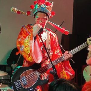 Jia-Bo Jhong Instagram - 這是我第一次在台中表演的照片
印象中好像是唯一一次
我記得那場應該是我們組團以來第一次表演自己的歌
《祖克柏是蜥蜴人》
其實我們團一開始對自己的定位就是一個炒熱氣氛的party 團
所以前期我們只會cover一些大家喜歡的歌
因為這樣台下比較容易high 
但有了我們第一首歌以後
就回不去了
還是表演自己的歌真的爽
台下就不想管了
但最後發現
台上的爽是可以感染台下的爽

以上是我對於表演的小小心得
如果還想聽更多人關於音樂產業的心得
9/20-9/22台中Legacy
有一個叫《中流砥柱》的活動
聽聽專業音樂人怎麼說❤️
前兩天的講座免費喔

🌊中流砥柱－臺中流行音樂聚落🌊
StreetVoice 街聲 音樂頻道總監 小樹老師主持
5場免費講堂➜17位音樂產業人士對談
1場SHOWCASE 演唱會➜3組臺中在地音樂人演出   DJ派對 壓軸登場
 
✦活動時間：2023/9/20 - 9/22
✦活動地點：Legacy Taichung
 
🌟9/20-21 論壇全場次免費報名參加：https://pse.is/5826y3
🎵 9/22 Legacy台中「中流砥柱」－Showcase演唱會
演出卡司：溫室雜草、縉Jin、潤少、慶記KTV
網路購票：https://reurl.cc/ZWYNLA 實體購票：7-11 ibon 「iNDIEVOX購票專區」
 
更多資訊：@legacy_taiwan