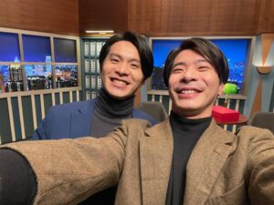 Jia-Bo Jhong Instagram - 昨天倒完垃圾
在樓梯間遇到鄰居
她叫著我
「欸！模仿犯很好看喔！」
為了避免尷尬
我急忙的說「謝謝！」
然後趕快離去
怎麼辦
我現在整天擔心鄰居有天拆穿我
但這種危險的感覺又令人有點興奮
@yaochunyao 和平哥，我該怎麼辦
我這樣是不是也算一種模仿犯😢😢