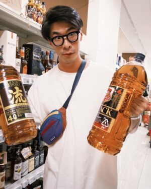 Jia-Bo Jhong Instagram - 這裏是福岡的超市
他們把威士忌當沙拉油賣
最後我買了一桶啤酒🍻
因為瓶子實在太可愛
最後帶回家做紀念
現在它是我的澆花器