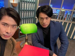 Jia-Bo Jhong Instagram - 昨天倒完垃圾
在樓梯間遇到鄰居
她叫著我
「欸！模仿犯很好看喔！」
為了避免尷尬
我急忙的說「謝謝！」
然後趕快離去
怎麼辦
我現在整天擔心鄰居有天拆穿我
但這種危險的感覺又令人有點興奮
@yaochunyao 和平哥，我該怎麼辦
我這樣是不是也算一種模仿犯😢😢