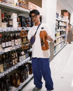 Jia-Bo Jhong Instagram - 這裏是福岡的超市
他們把威士忌當沙拉油賣
最後我買了一桶啤酒🍻
因為瓶子實在太可愛
最後帶回家做紀念
現在它是我的澆花器