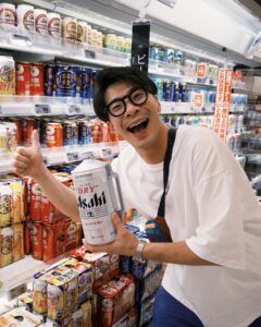Jia-Bo Jhong Instagram - 這裏是福岡的超市
他們把威士忌當沙拉油賣
最後我買了一桶啤酒🍻
因為瓶子實在太可愛
最後帶回家做紀念
現在它是我的澆花器