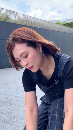 Jia Hui Siau Instagram - 风太大～💨 What a close shave! *吓死*

Watch till the end! 

Also, yup, counting down to 

#StarAwards2024 
#mediacorpStarAwards2024
#红星大奖2024

💫 💫