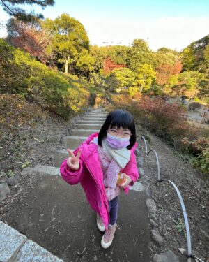 Jia Hui Siau Instagram - Because this beautiful garden deserves a post of its own! 🇯🇵 

1) this place needs no filter! #美到爆
2) ✌🏼
3) going everywhere with Little T
Can’t decide if I like 4, 5, or 6 the most!
7) 12 degrees Celsius Bishan-AMK park 😂 (many of you saw the resemblance!)
8) 天天都有落叶～ #什么歌
9) otw to the park (need to walk quite a bit from the station 🦶 )
10) eating this while admiring the scenery 

#Tokyo #TokyoTravel #Rikugien
